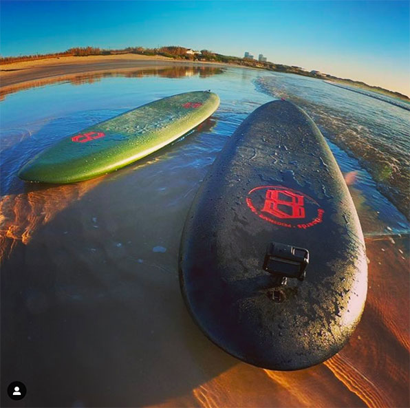 Des planches de surf 8 Surfboards sur une plage au Portugal